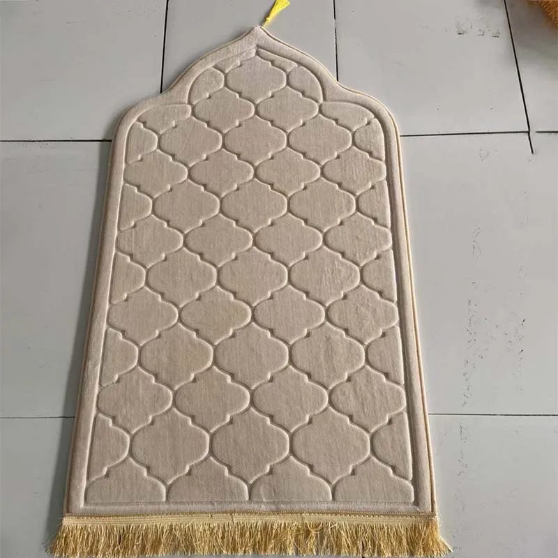 Tapis de prière épais beige en velours embossé à motif quadrilobe, frange dorée