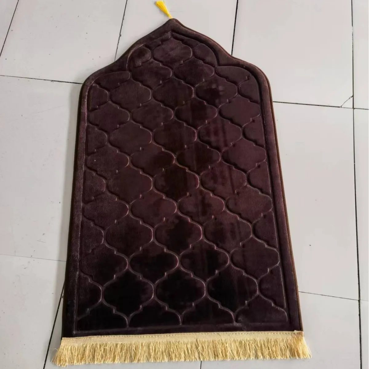 Tapis de prière épais chocolat en velours embossé, forme d'arche et pompon doré