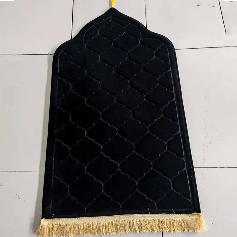 Tapis de prière épais noir en velours embossé à motif quadrilobe, frange dorée