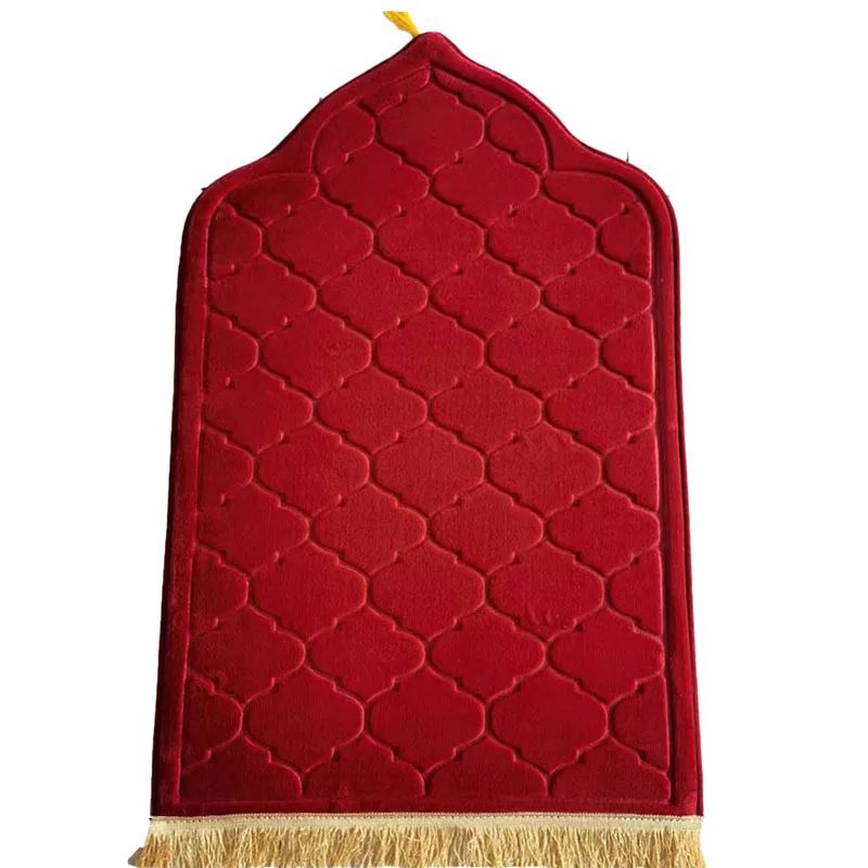 Tapis de prière épais rouge vu de face sur fond blanc, pompon doré au sommet de l'arche