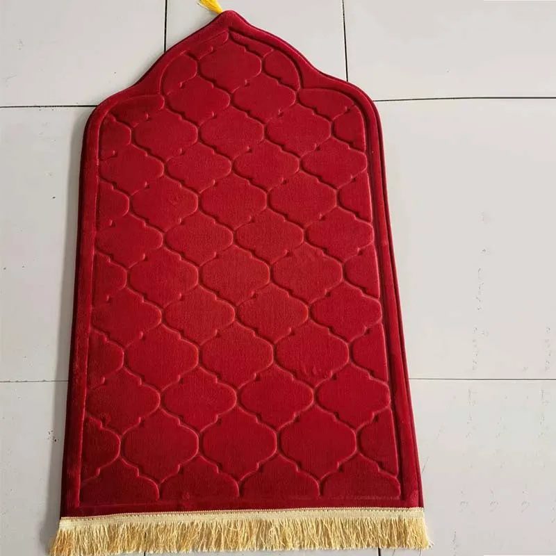 Tapis de prière épais rouge en forme d'arche, velours embossé à motif quadrilobe et frange dorée