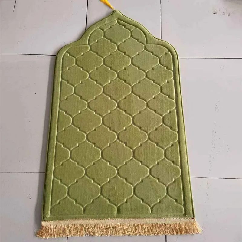 Tapis de prière épais vert olive en velours embossé à motif quadrilobe, frange dorée